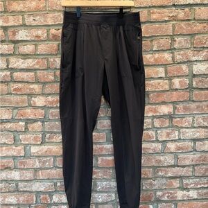 ALO Yoga Co-Op Jogger Pant in black (medium)